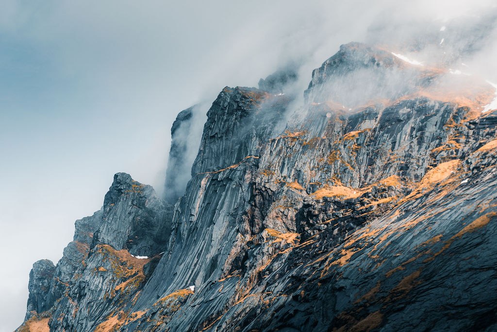 Fjell i lavt skydekke