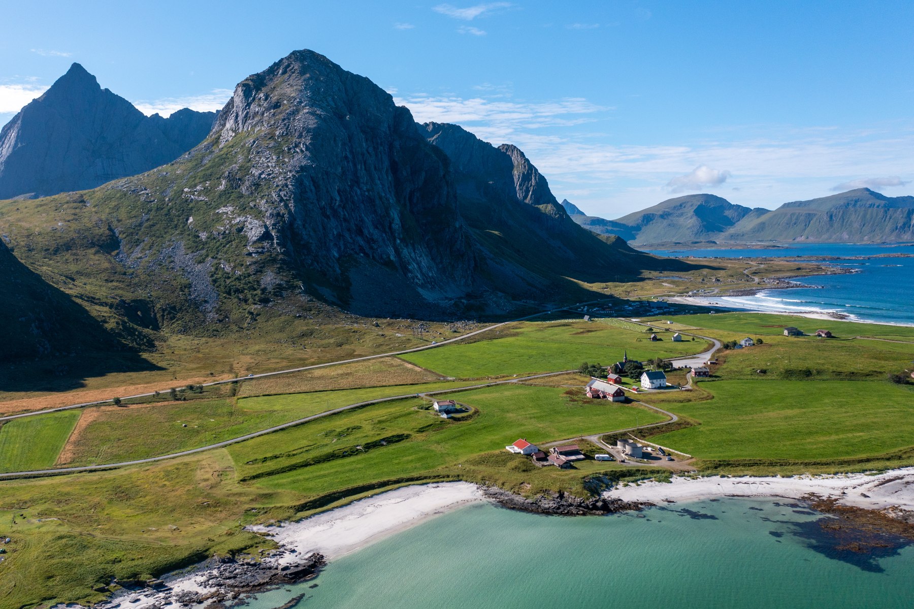 Strand og fjell i sommersol