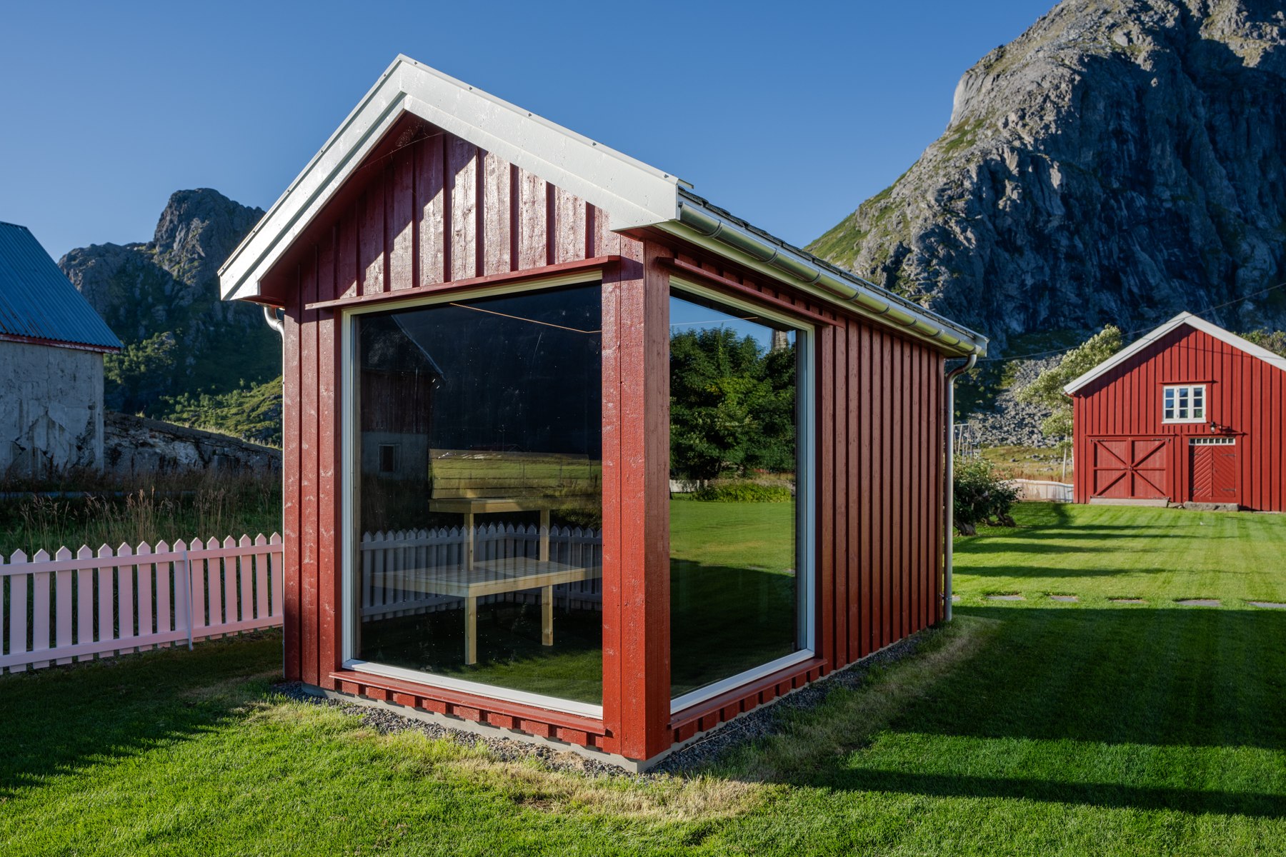 Rød hytte ved fjellet