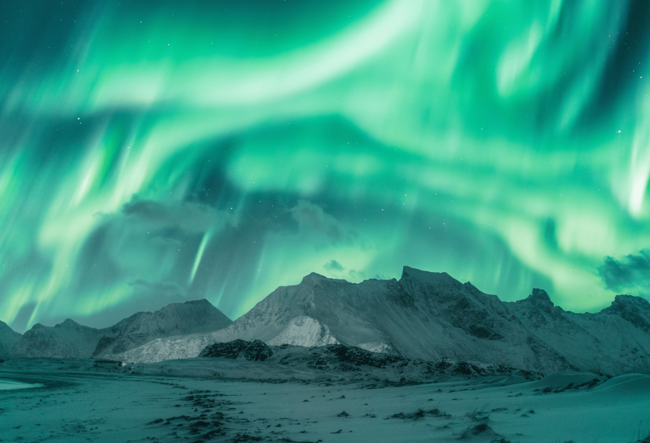 Nordlys over snødekte fjell