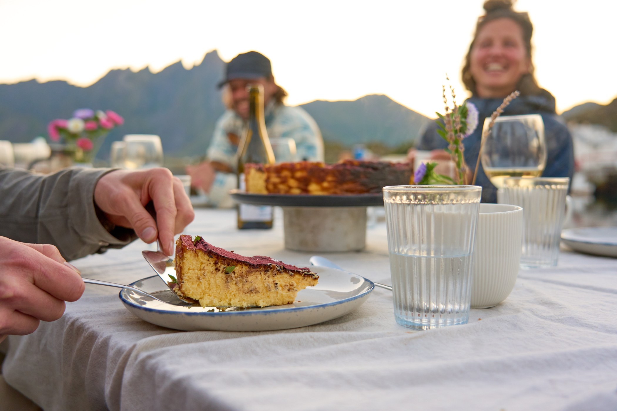 Mat og samvær utendørs i Lofoten