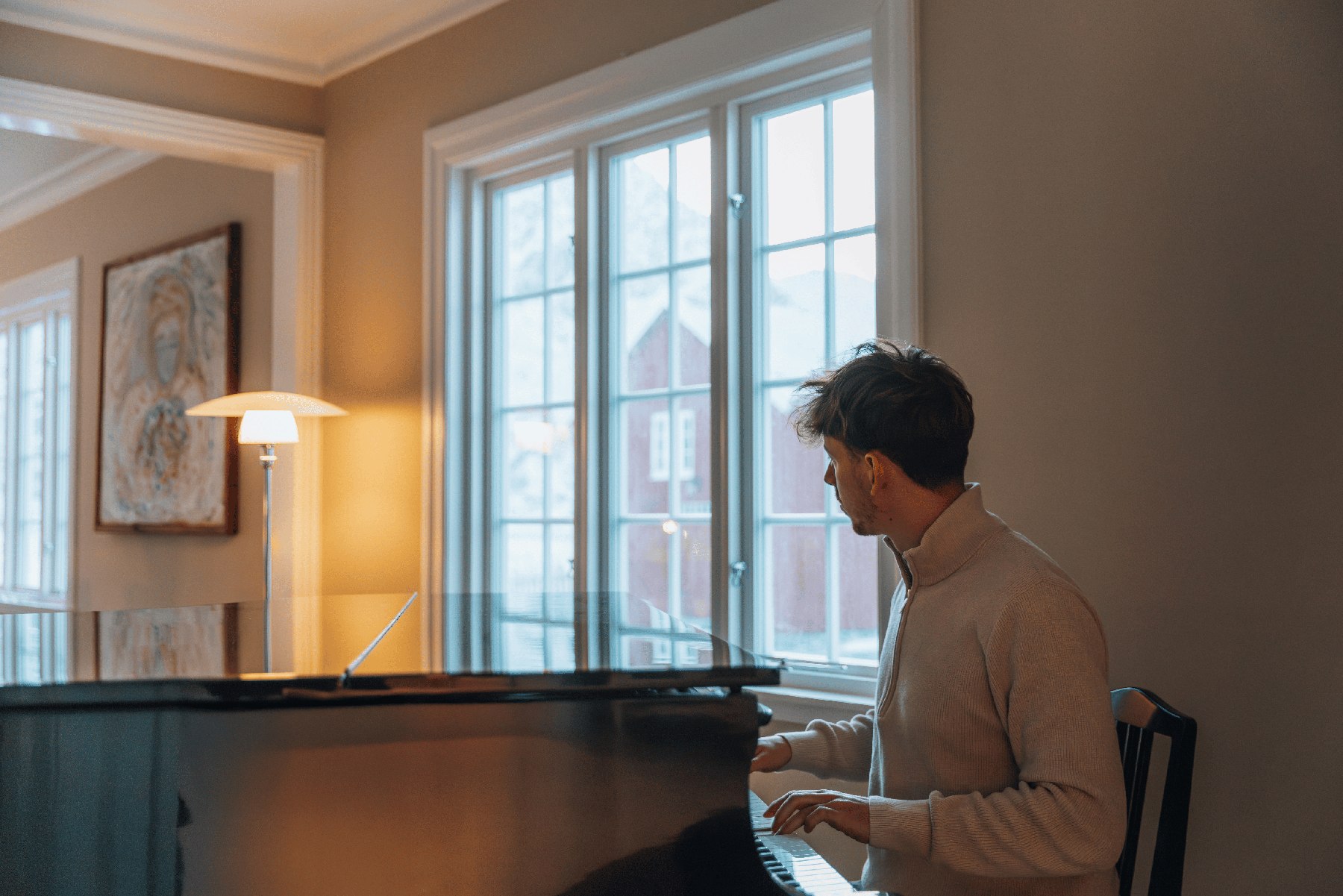 Pianospill i en lys stue