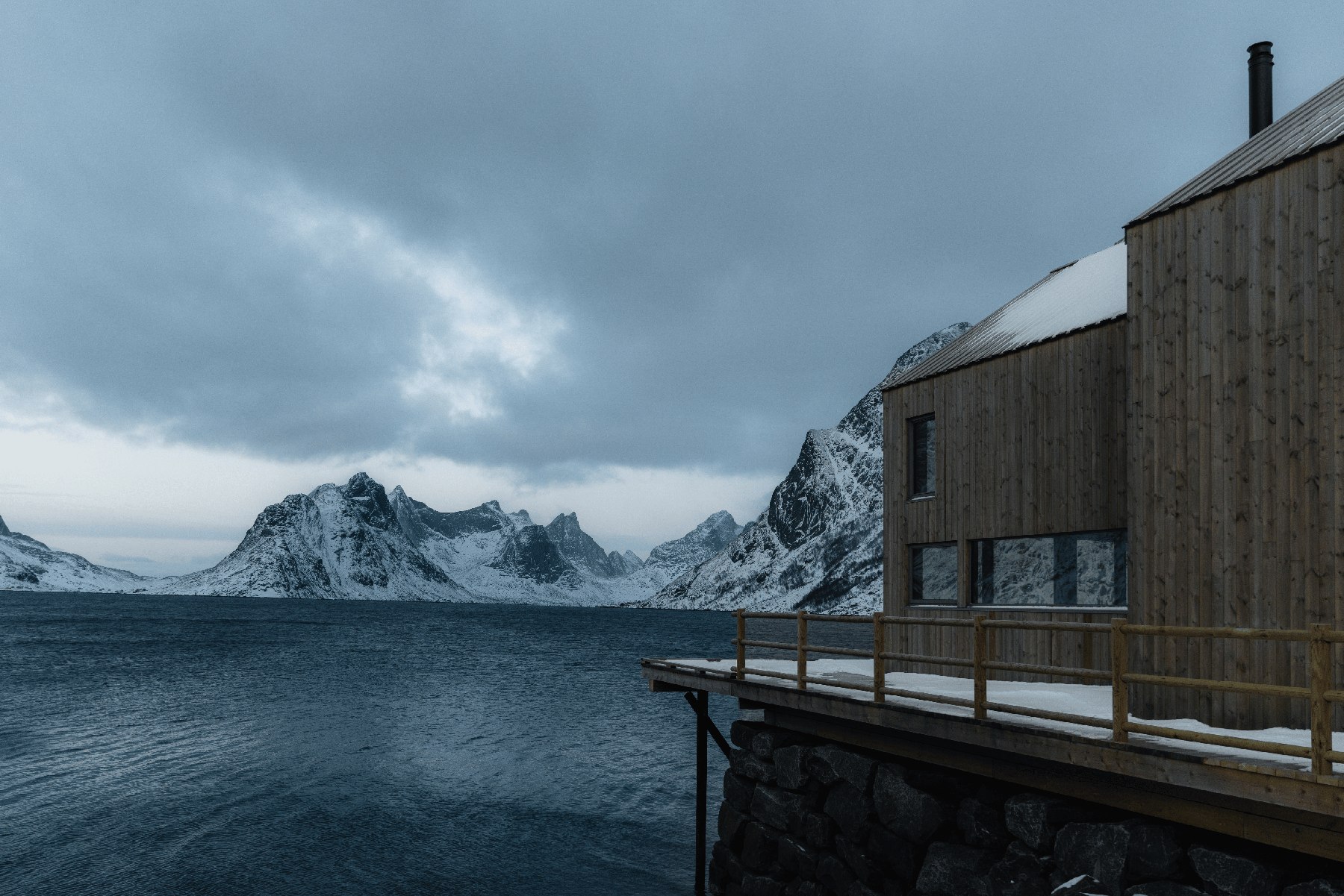 Hus ved vinterfjorden