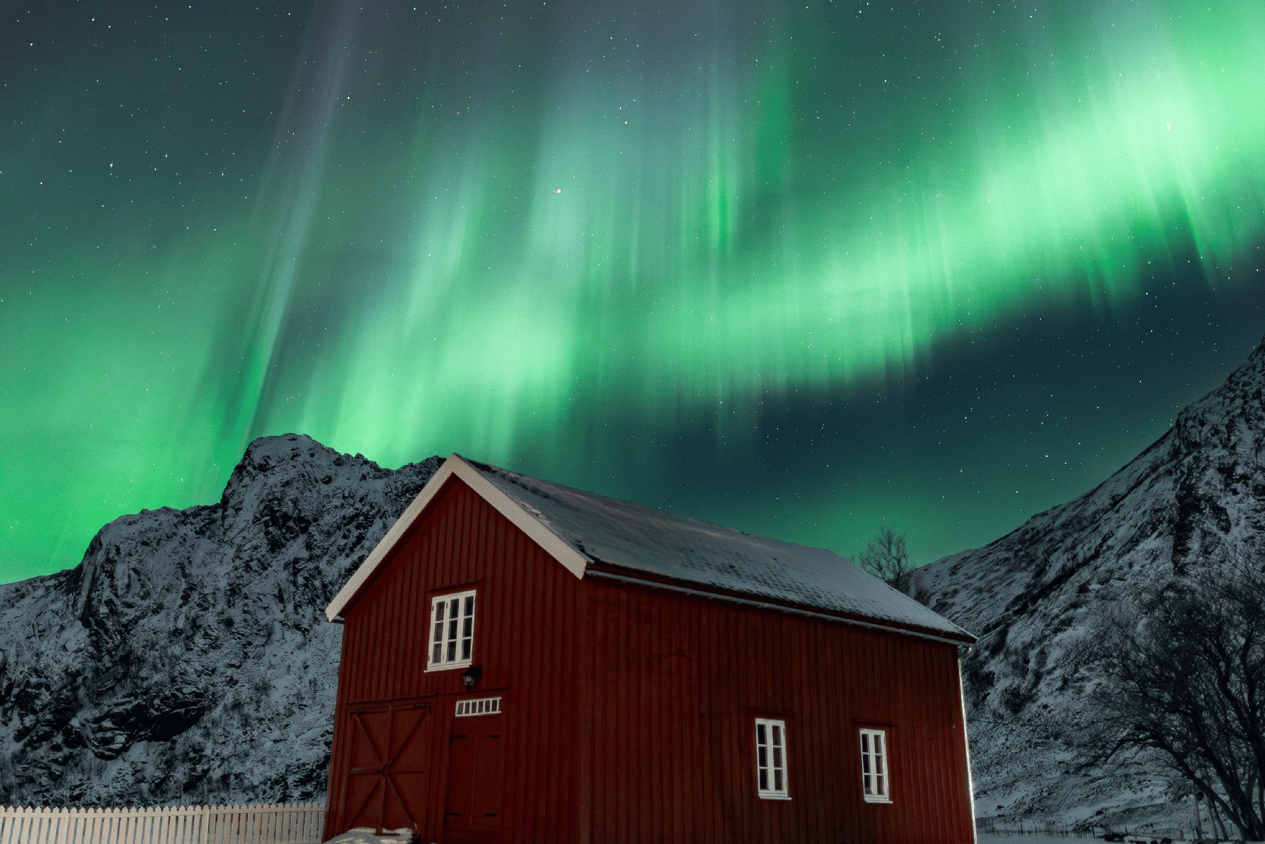 Nordlys over en rorbu