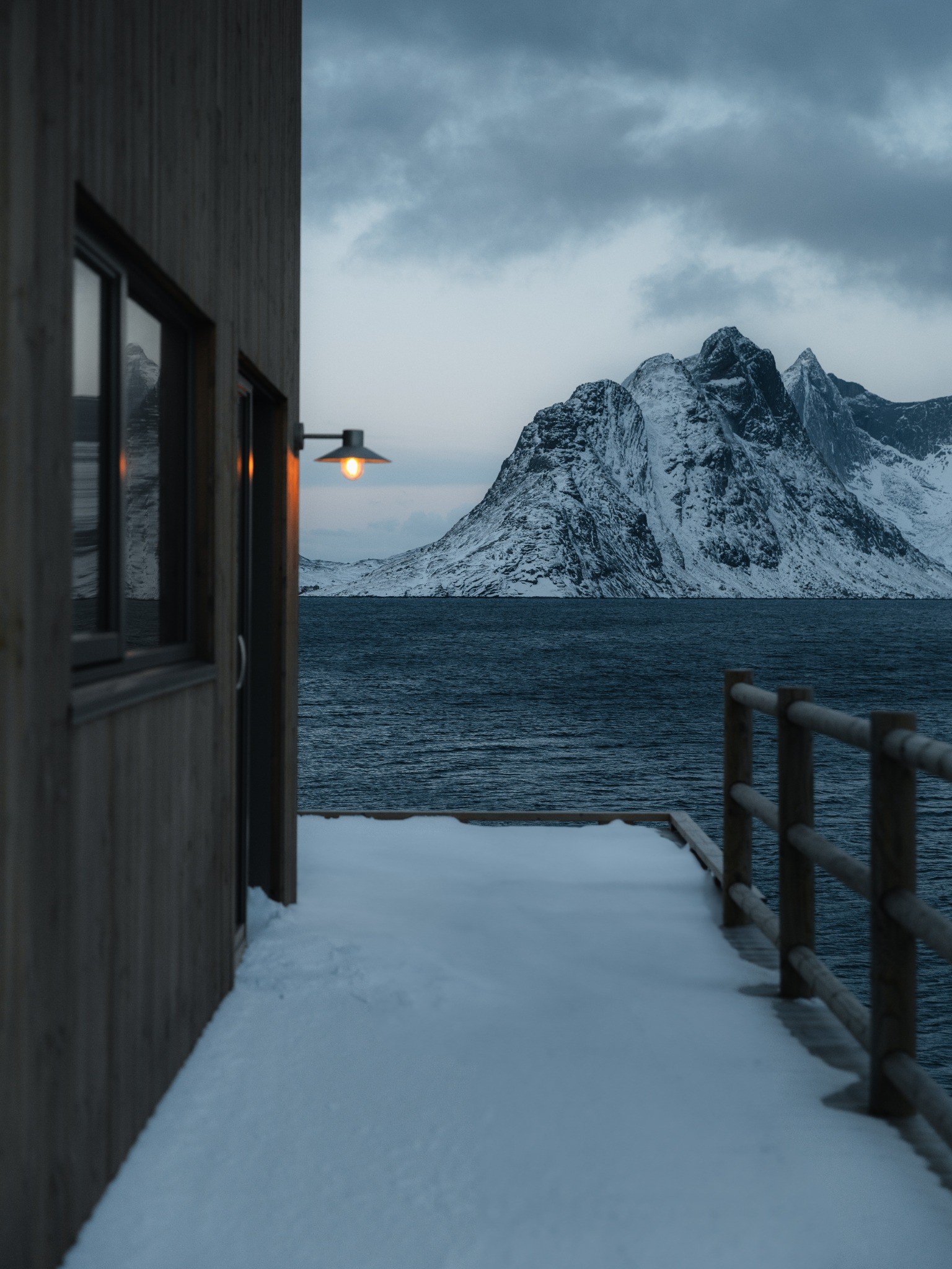 Vintermorgen ved havet med utsikt mot Lofotens fjell